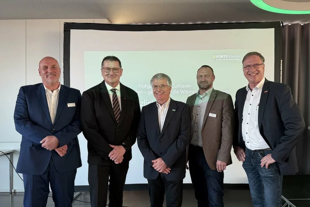 Die Referenten und Grußredner des Frühjahrsdialogs „Energie neu denken – gemeinsam die Wärmewende meistern“ in Cuxhaven – von links: Rudolf Alteheld, Leiter des Geschäftsbereichs Forstwirtschaft bei der Landwirtschaftskammer Niedersachsen, Thomas Brunken, Kandidat der CDU für das Oberbürgermeisteramt in Cuxhaven, Harald Rapp, Bereichsleiter Stadtentwicklung und Wissensmanagement beim Energieedizienzverband AGFW, Dr. Thomas Kalkau, Geschäftsführer Forte Energie, und Axel Schneider, Direktor des havenhostels Cuxhaven und Bundesgeneralsekretär der Partei „Die Demokraten“.